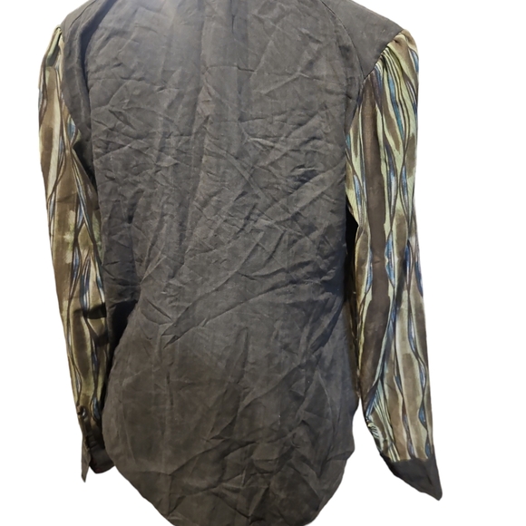 Unique Quality Button Up Top - Picture 4 of 14